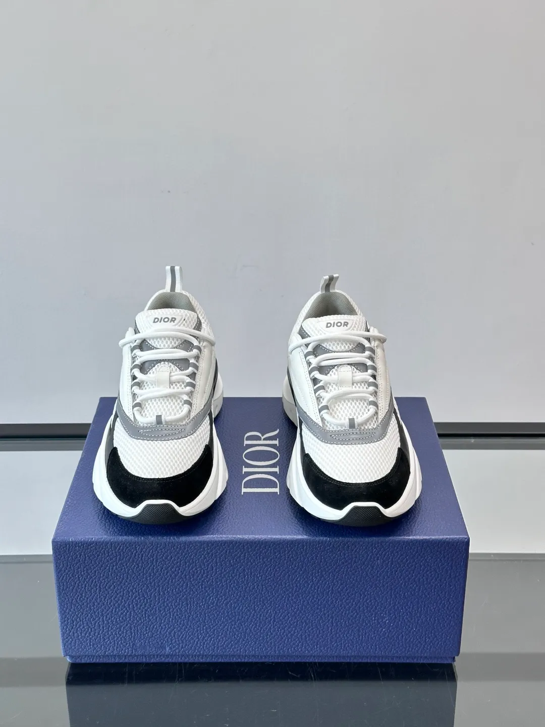 Men's shoes 💰p520 "Dior" B22 retro jogging shoes, inspired by classic jogging shoes, low-top thick sole design, cow leather + mesh fabric splicing, perfect texture and breathable. The black and white engraved rubber sole has great grip and comfort, and is OK for daily wear or sports! There is an embossed "CD" logo on the side of the shoe, which is low-key and recognizable. Rich colors, black and white, gray and blue, etc., versatile and fashionable, loved by European and American hip-hop circles and bloggers, a must-have for trendy wear size: 39-44 (customized at 45.46)
